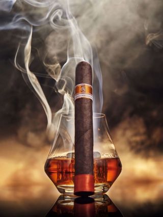 🔥 Dokonalá harmonie chutí a vůní – prémiový doutník Rocky Patel v kombinaci se sklenkou kvalitního destilátu. Kouř se...