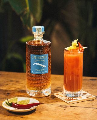 🔥 Novinka na našem e-shopu! 🔥 Kubánský rum Eminente Carta Oro 🇨🇺 — dokonalé spojení elegance, síly a charakteru pravé...