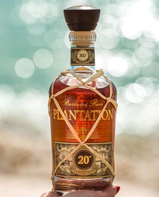 ☀️ Tropická elegance v lahvi – Plantation XO 20th Anniversary 🌴🥃 Tento rum z Barbadosu je opravdovým klenotem mezi...