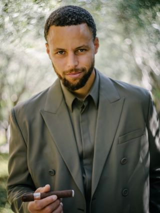 Stephen Curry – nejen hvězda basketbalových palubovek, ale i milovník kvalitních doutníků. 🏀🔥 Ve volném čase si rád...