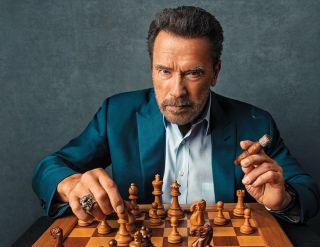💪🔥 Arnold Schwarzenegger – ikona síly, disciplíny a elegance. 💨♟️ Ať už dobýval svět kulturistiky, filmového plátna nebo...