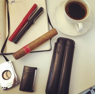 🖤 Elegantní, praktické a stylové – kožené pouzdro na doutníky je nepostradatelný doplněk každého milovníka doutníků. ✨...